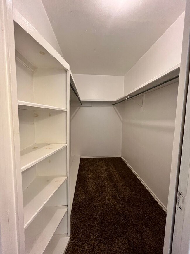 Building Photo - 6305 Raleigh Avenue - Spacious home in exc...