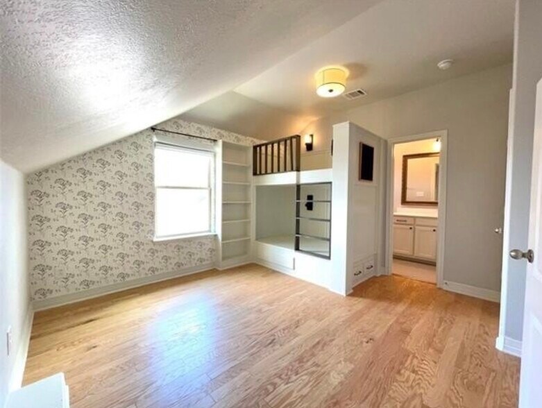 Building Photo - 560 Inwood St