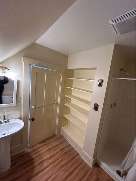 Building Photo - 323 Pine St