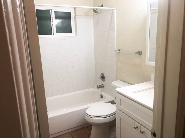 Bathroom - 4413 Farquhar Ave