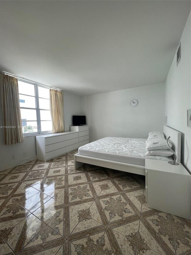 Building Photo - 3725 S Ocean Dr