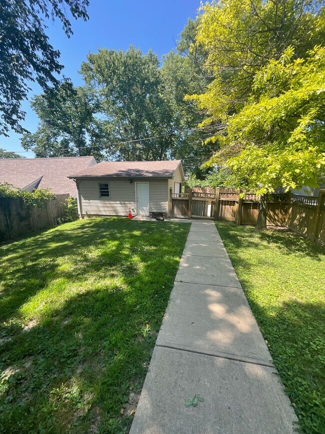 Building Photo - ****AVAILABLE AUGUST 2027**** Large 3 bed, 3 bath House with fenced yard