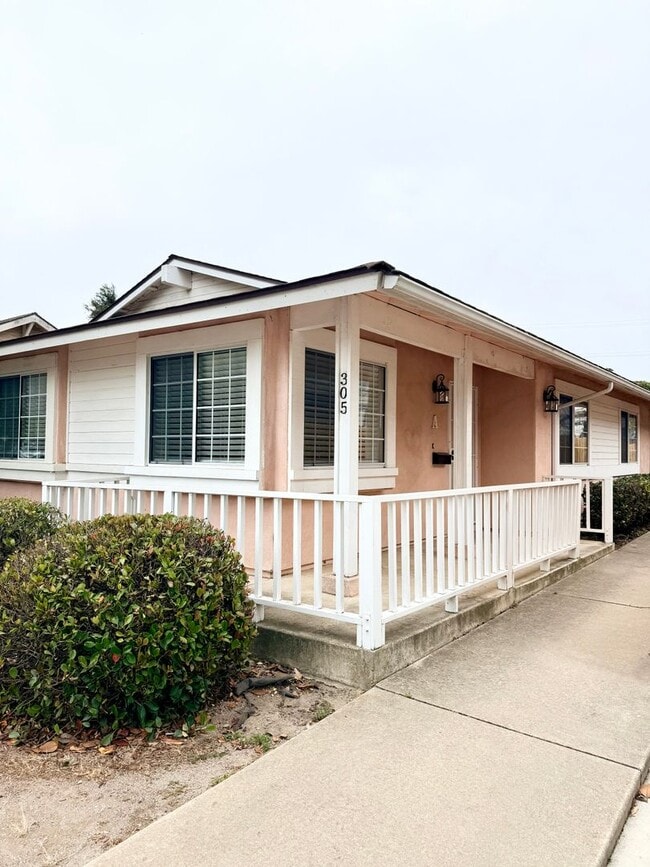 Building Photo - Lovely 3 Bedroom 2 Bathroom Available Now!