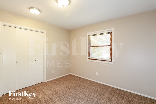 Building Photo - 5813 NW Aspen Ln