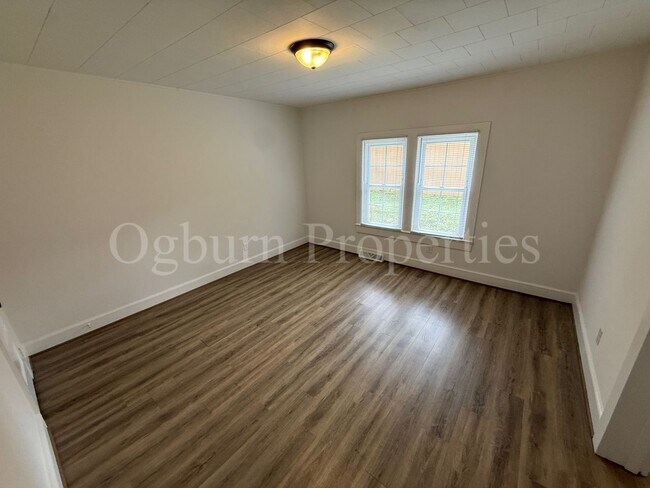 Building Photo - 3867 Leo St