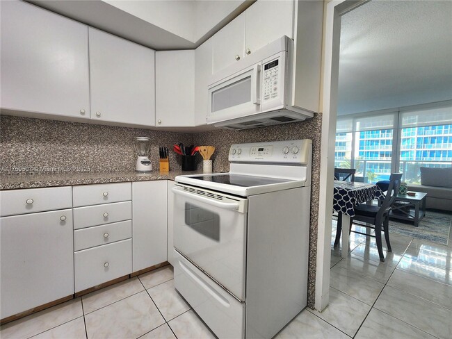 Building Photo - 3505 S Ocean Dr