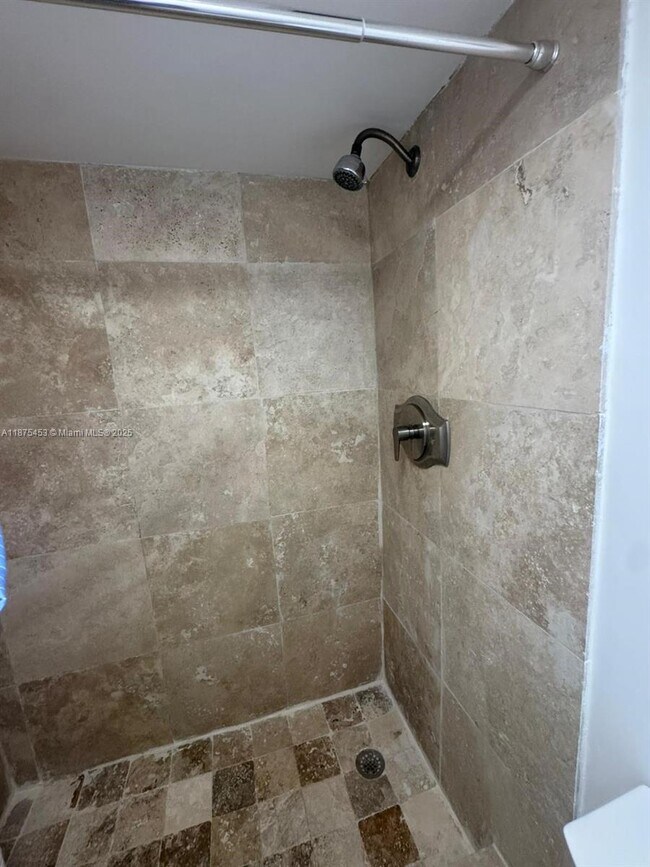 Building Photo - 500 Bayview Dr