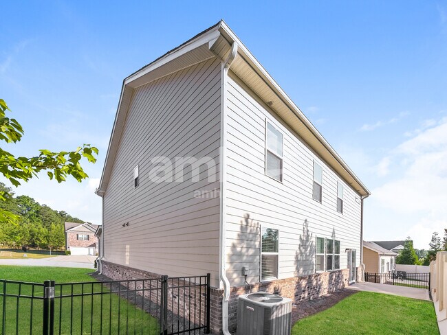 Building Photo - 2018 The Ln NE
