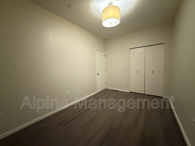 Building Photo - 562 29th St