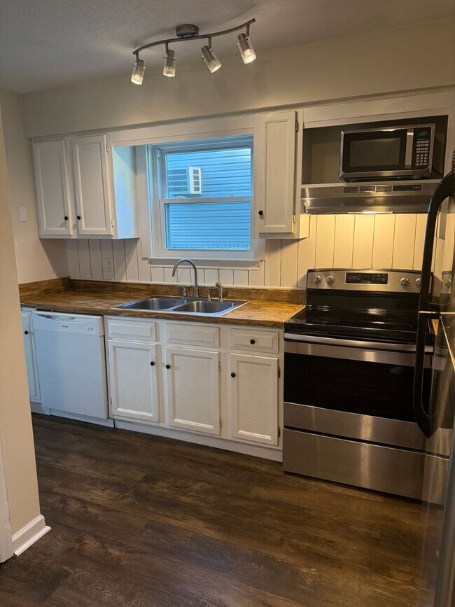 Building Photo - East Ridge Townhome