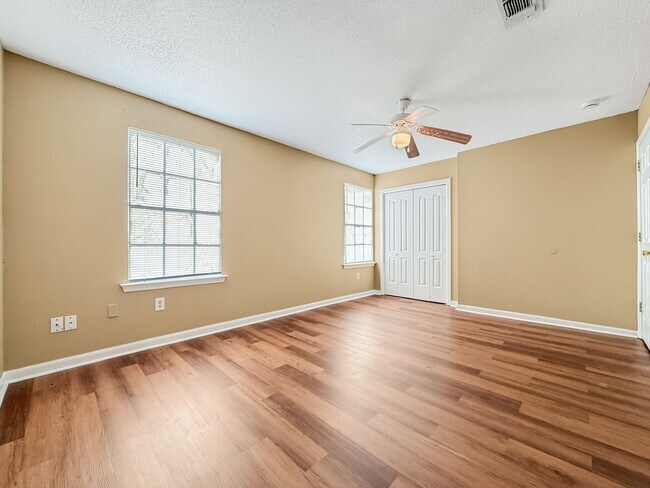 Building Photo - 2 Bedroom 1.5 Bath