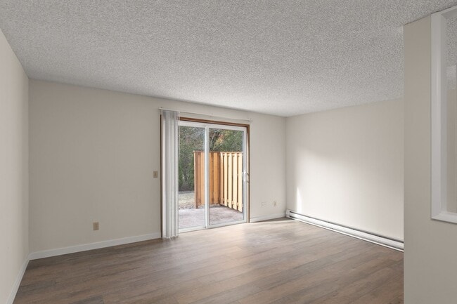 Building Photo - RECENTLY UPDATED  2 BEDROOM & 1 .5 BATH CONDO