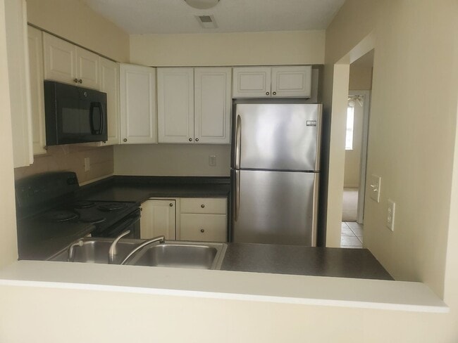 Building Photo - *$250 off first months rent for qualified ...