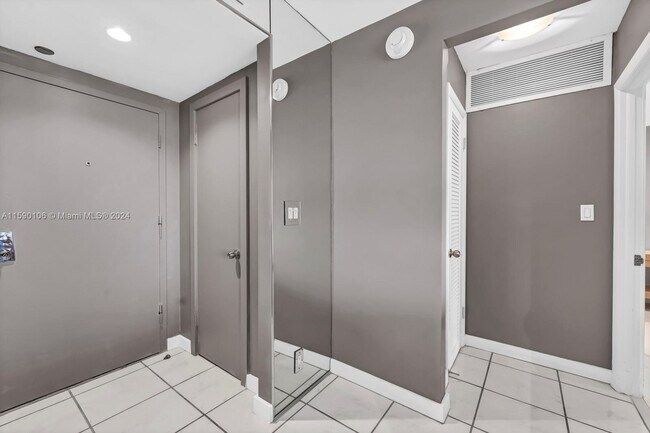 Building Photo - 1121 Crandon Blvd