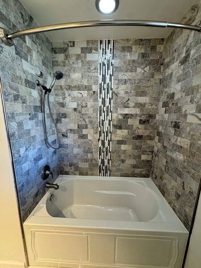 Building Photo - 2 Bed, 2 Bath Home