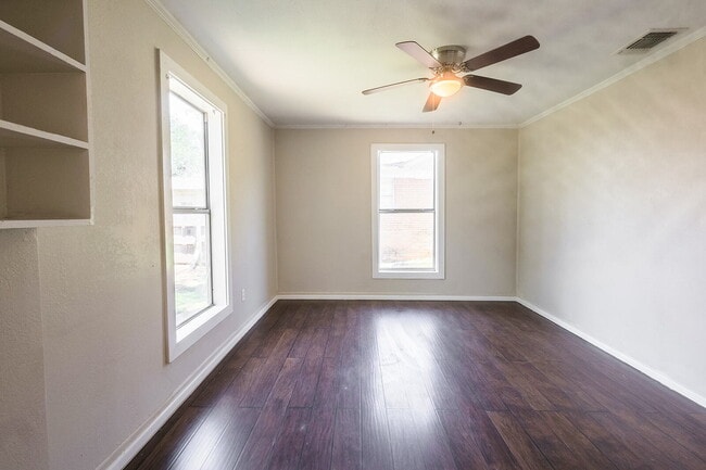 Building Photo - 3/2 with Bonus room!