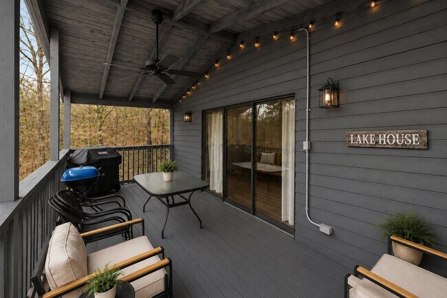 Building Photo - 11904 White Oak Dr