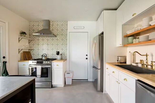 Building Photo - FARM VIEW BUNGALOW across from UofA Campus Farm! Available Today!