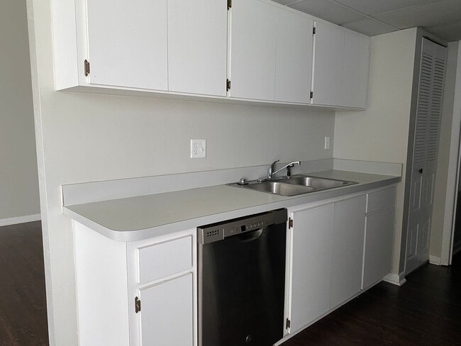 Building Photo - 2 Bedroom 2 Bathroom - Serenola Manor