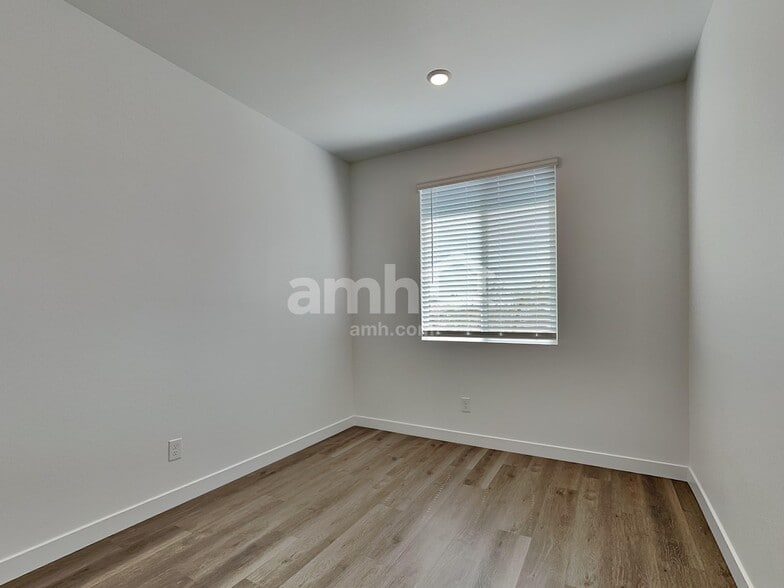 Building Photo - 20177 W Thomas Rd