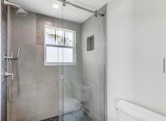 Building Photo - 833 Ardmore Rd