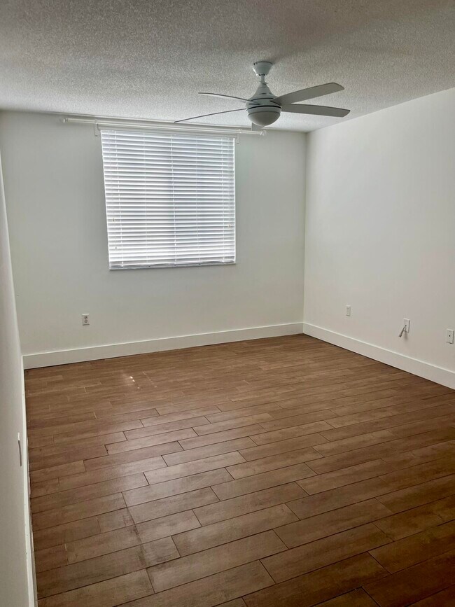 Building Photo - 631 SW 111th Ln