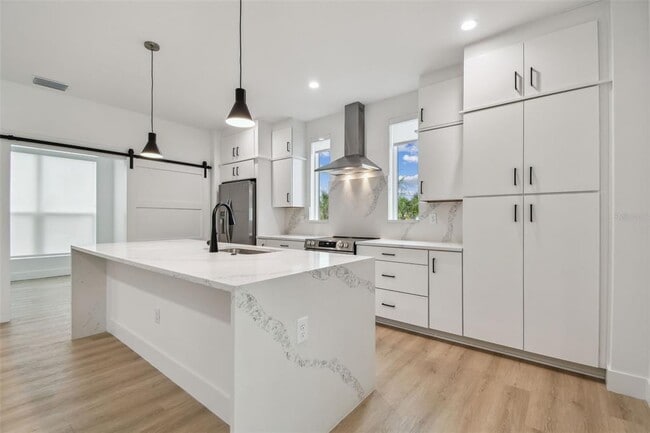 Building Photo - 3826 Pompano Dr SE