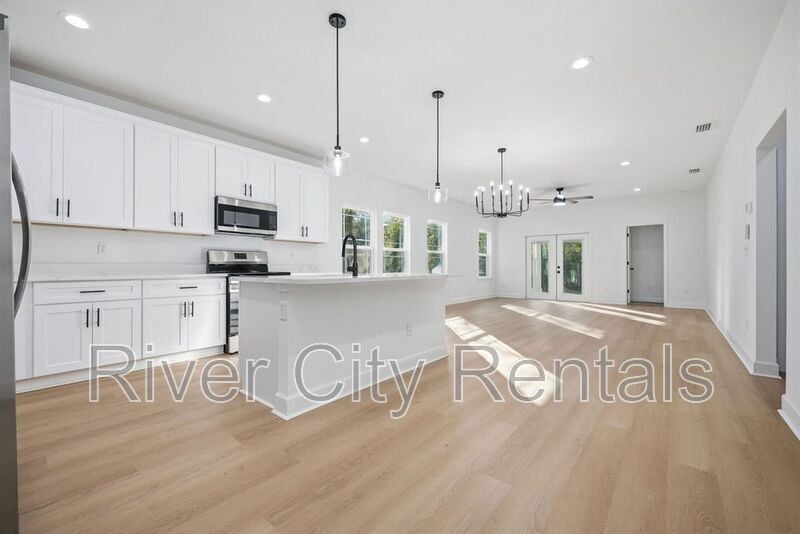 Building Photo - 7596 Silver Sands Rd