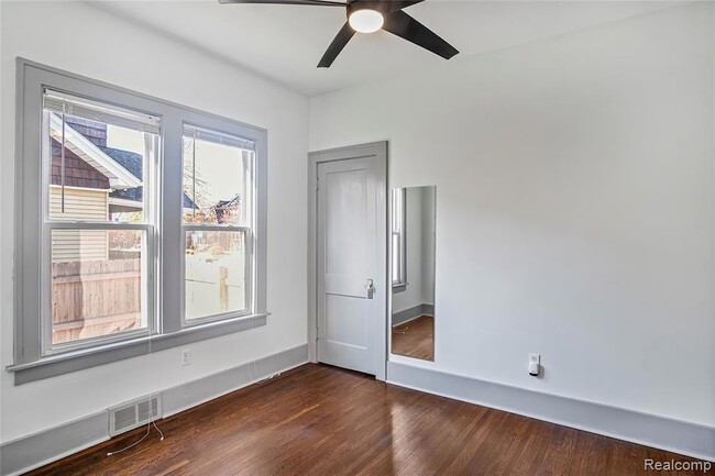 Building Photo - 565 W Saratoga St