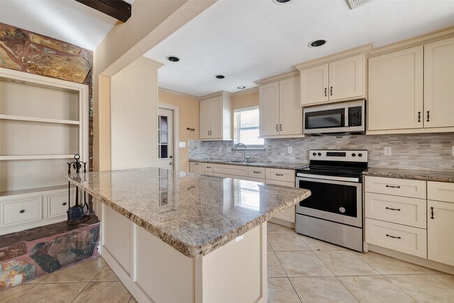 Building Photo - 6231 S Briar Knoll Dr