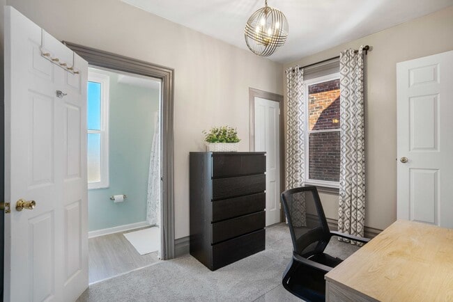 Building Photo - Fully Furnished 3 Bedroom Townhome in Central Lawrenceville