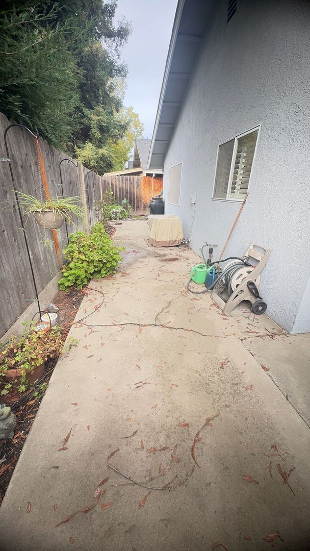 Building Photo - 3 Bedroom 2 Bathroom Charming home