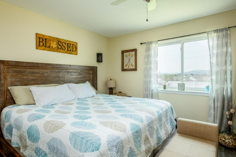 Building Photo - 700 W Bridle Ln