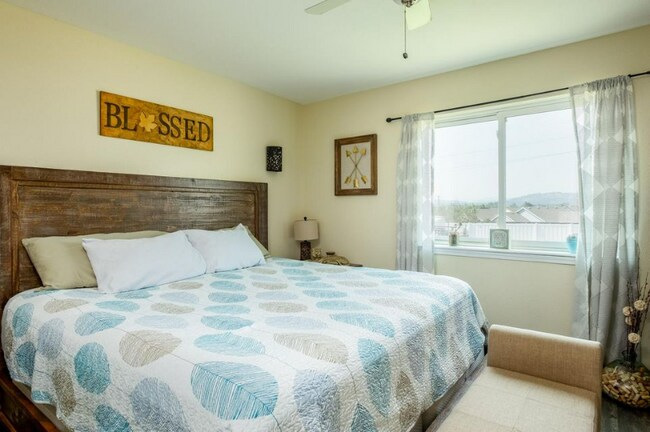 Building Photo - 700 W Bridle Ln