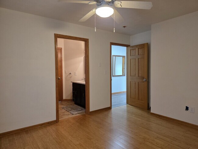 Building Photo - Multi generational Home New London