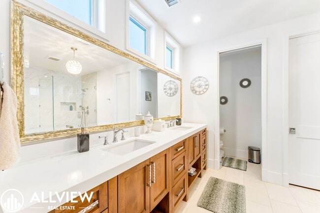 Building Photo - Gorgeous 3 bed 3.5 bathroom home available...