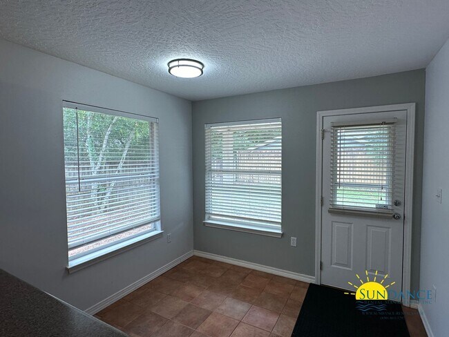 Building Photo - Pet Friendly Charming 3-Bedroom Home in Navarre!