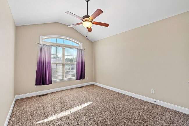 Building Photo - Lovely, Single Level, 3 Bedroom 2 Bath Home