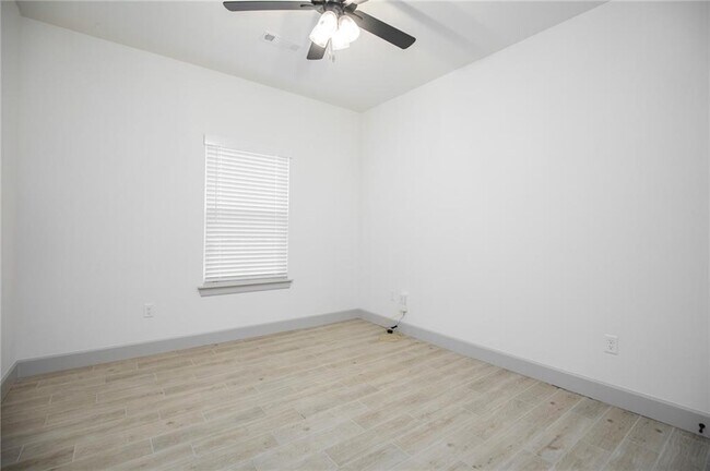 Building Photo - 949 Cook St