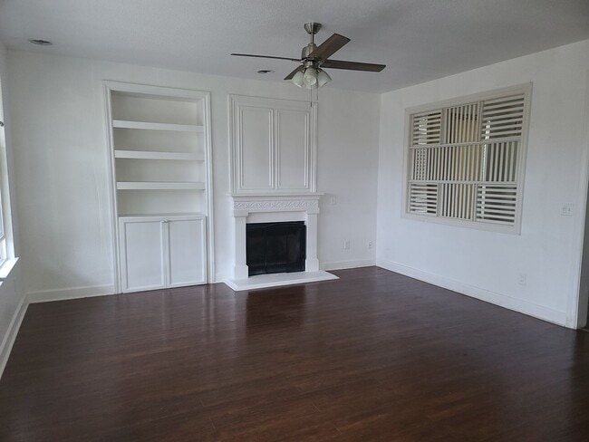 Building Photo - Beautiful Tri-Level Home in Hercules