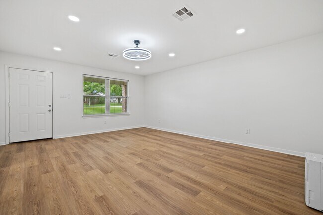 Building Photo - 157 Hillside Dr