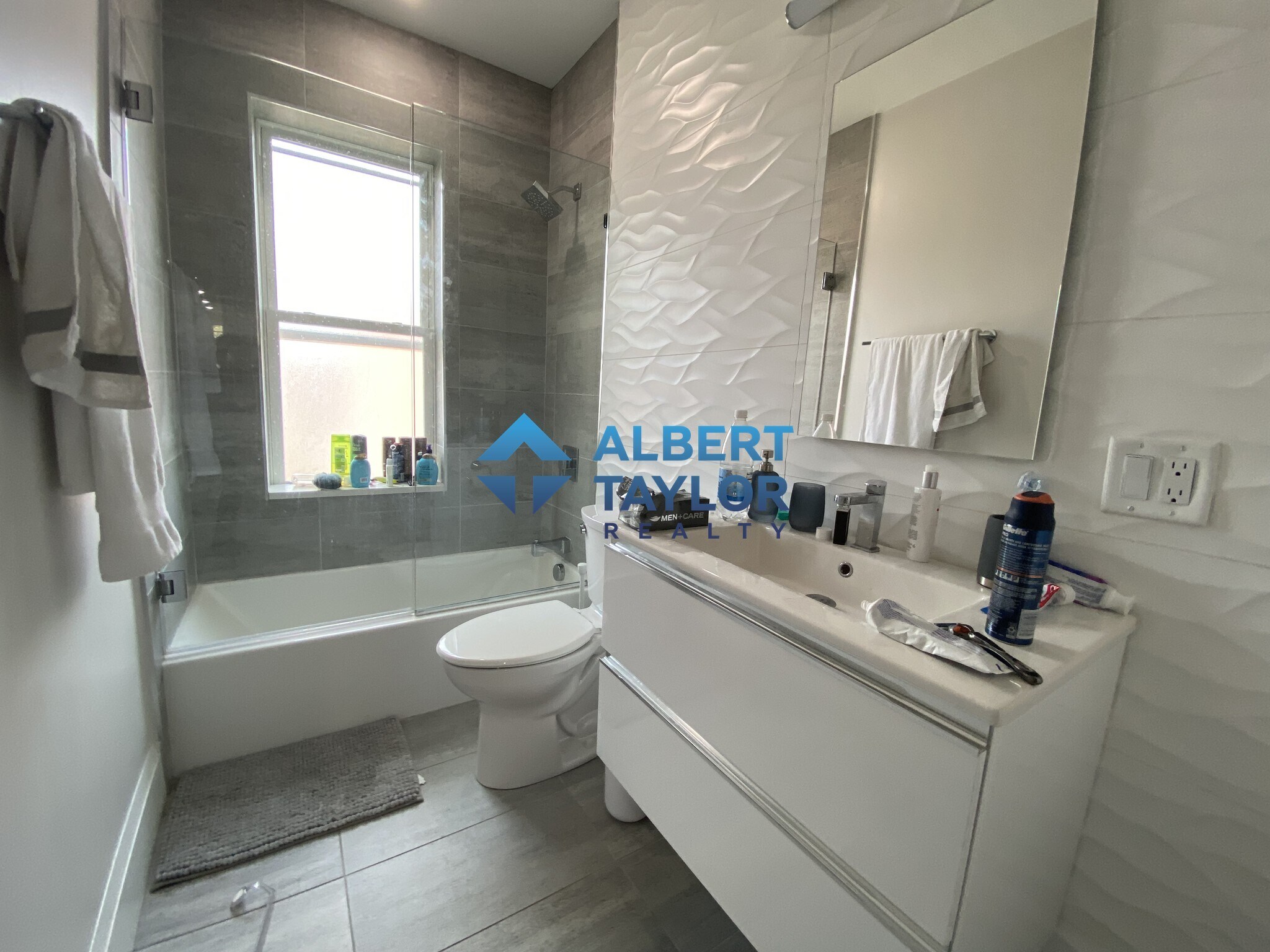 Building Photo - 9 Strathmore Rd