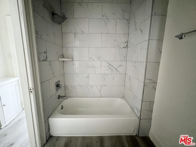 Building Photo - 946 S Burlington Ave