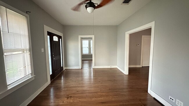 Building Photo - Highland Park 2/1 Home Ready for Move-In