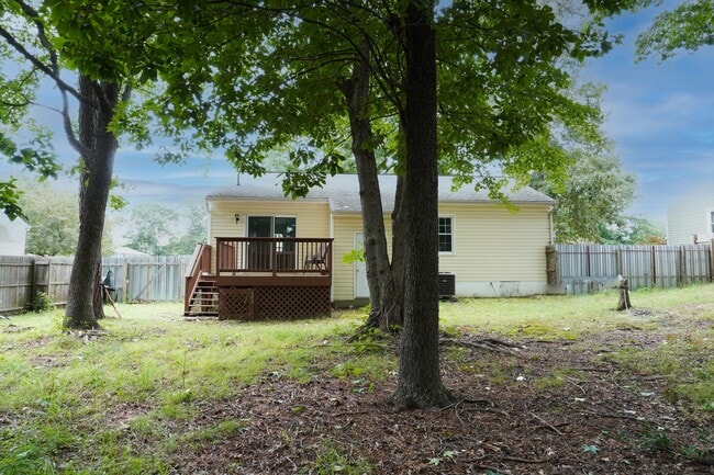 Building Photo - 8001 Clovertree Ct