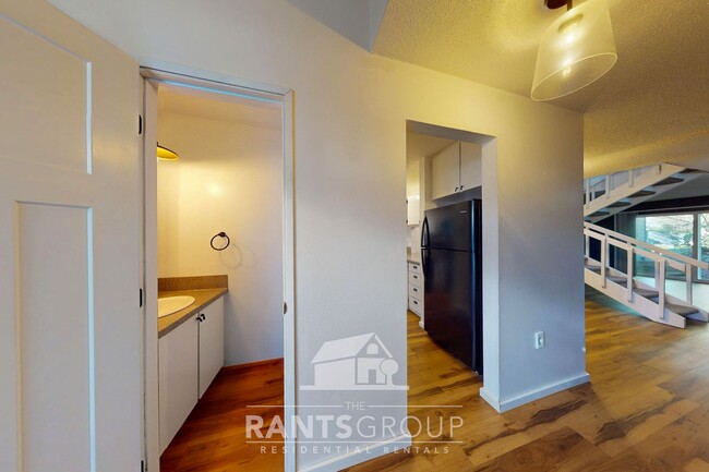 Building Photo - Lovely and spacious townhouse with a 1-car...