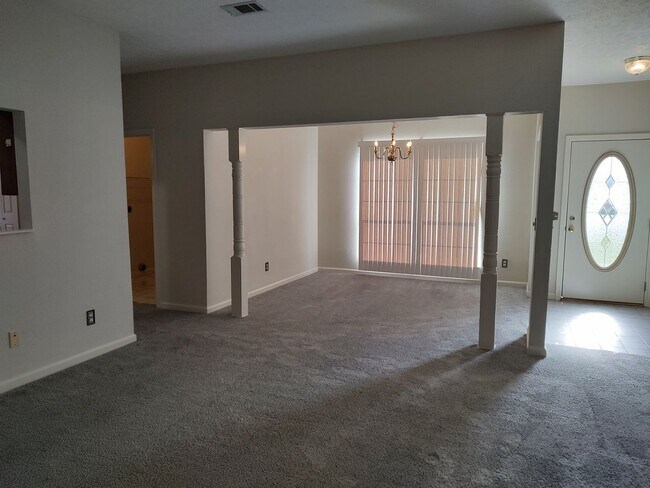 Building Photo - Spacious Home Conveniently Located in a Quiet Neighborhood!