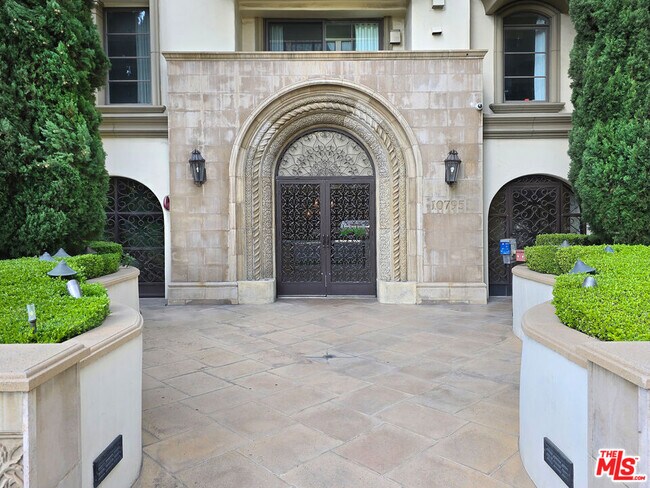 Building Photo - 10795 Wilshire Blvd