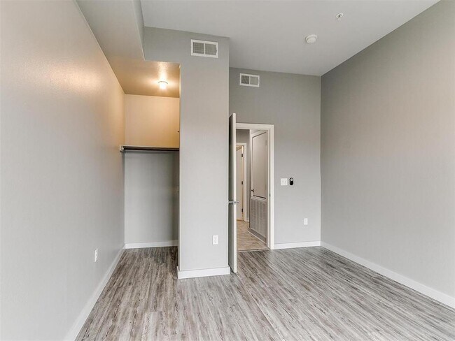 Building Photo - 401 Boyd St