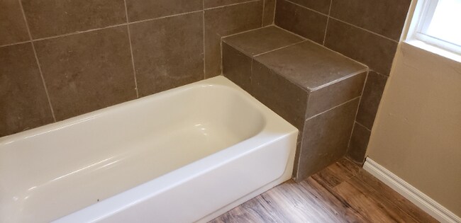 Building Photo - 1304 W Walnut Ave